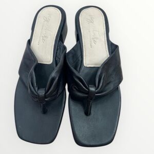 Signature by Journee Leather Sandals Size 7 Black Thong Bow Detail Square Toe